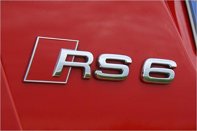 Unterrichtet den nachfolgenden Verkehr: Das RS6-Logo am Heck des Wagens