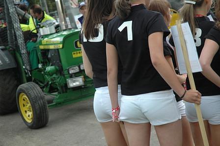 Vulkan Trophy: Kein Rennen ohne Grid Girls!