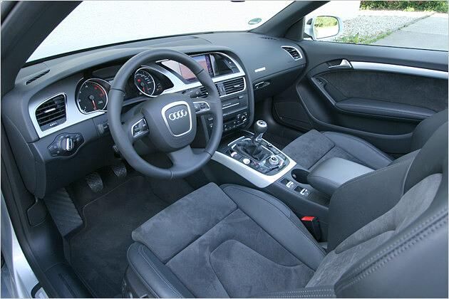 Unser Testwagen ist mit Sportsitzen in Alcantara-Leder-Kombination ausgestattet