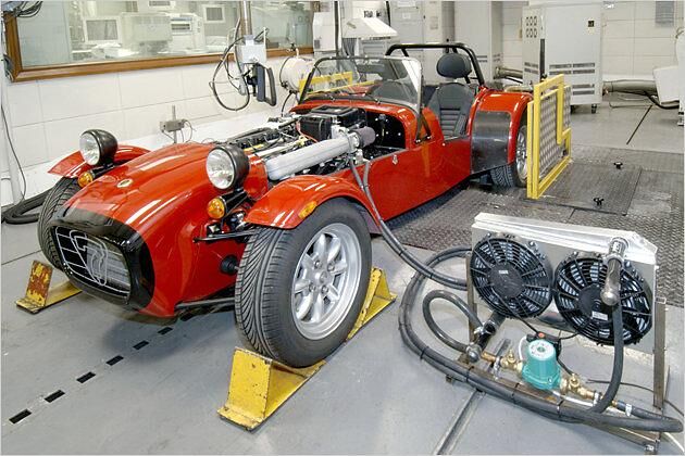 Die leichte Aluminium-Motorhaube des Caterham 7 Roadsport 175 lässt sich komplett abnehmen