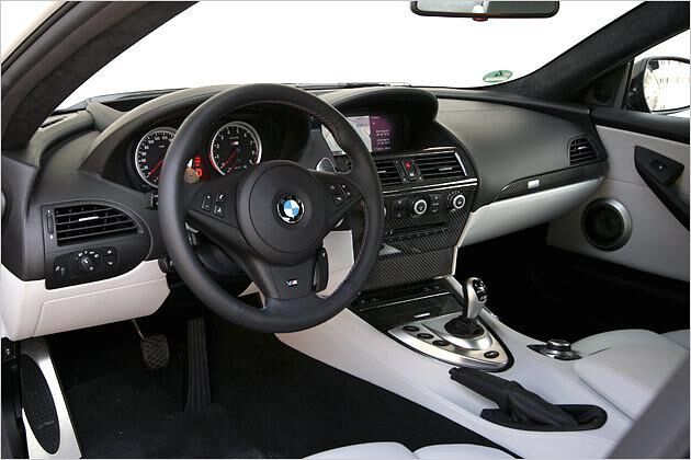 Unser Testwagen bietet innen viel Karbon und helles Leder
