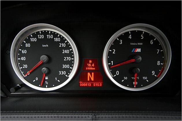 Viel versprechend: Der Tacho reicht bis 330 km/h
