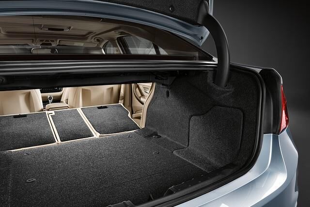 Das Kofferraumvolumen sinkt durch die Batterieeinheit um 90 Liter