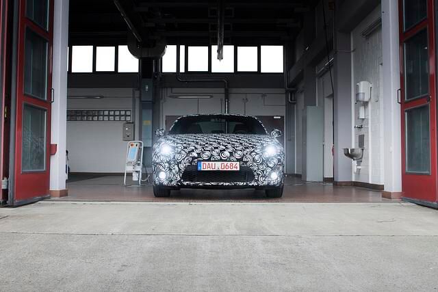 Die flache, rassige Karosserie spannt sich eng über Fahrwerk und Motor