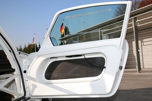 Dünn und leicht sind die beiden Karbon-Türen