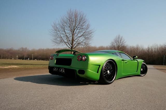 Unter der flachen Haube sitzt ein starker V8 von GM