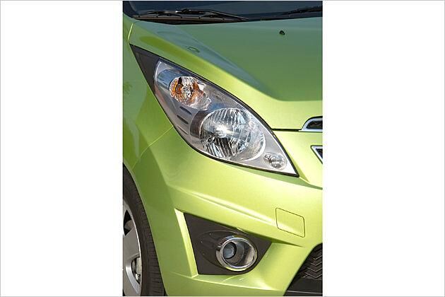 Scharf geschnittene Scheinwerfer gehören zum Design - wie auch beim Suzuki Splash oder Ford Ka
