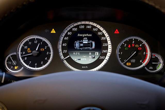 Der Ladezustand wird im Cockpit angezeigt