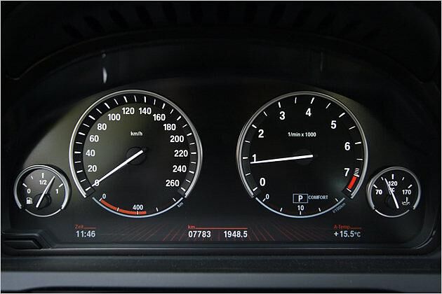 Auch die Anzeigen des 740i sind klar und schnell zu erfassen