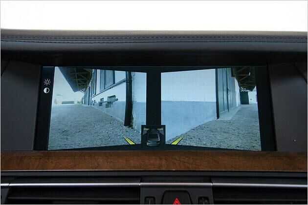 Feine Sache: Beim "Sideview" schauen Kameras rechts und links an der Nase des Fahrzeugs, ob der Weg frei ist