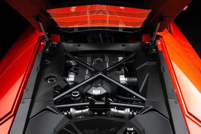 Das Herz ist der neue V12 mit 700 PS