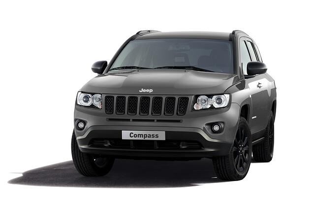 Der Jeep Compass ist komplett schwarz lackiert
