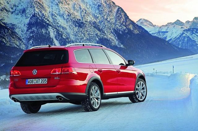 Zu Preisen ab 33.450 Euro bietet Volkswagen ab sofort den Passat Alltrack an. Dabei handelt es sich um eine mit Kunststoff-Appli