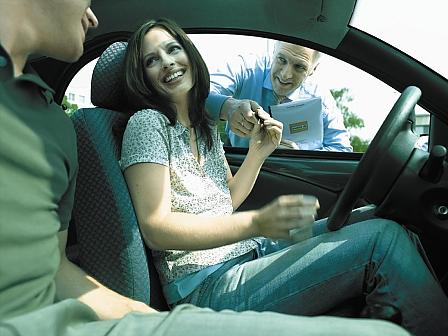 Egal ob das Inserat im Internet oder in der Zeitung stand - in der echten Welt wird die Ware Auto mit kritischem Blick gründlich gecheckt.