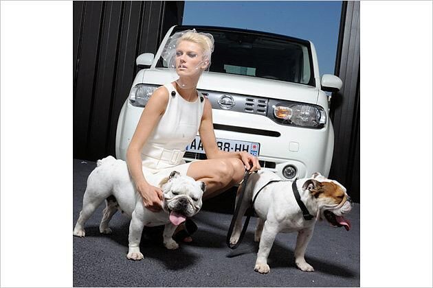 Glaubt man den Nissan-Designern, müssten sich die Hunde nur eine Sonnenbrille aufsetzen, dann würden sie aussehen wie der Cube