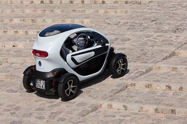 Das Fahrerlebnis im Twizy unterscheidet sich in wesentlichen Elementen von einem Auto oder einem Motorrad