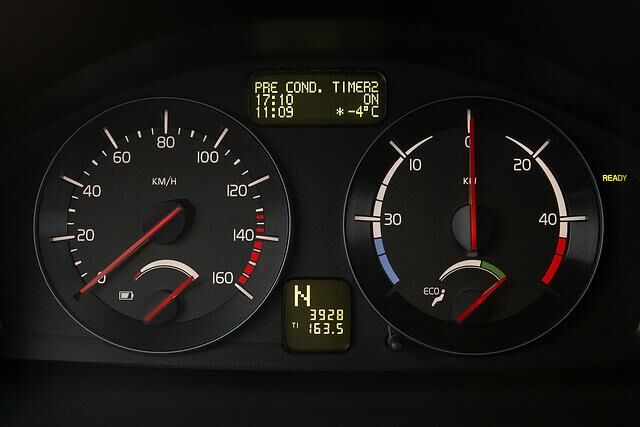 Spätestens mit aufleuchtendem Batteriesymbol wird es Zeit, eine Steckdose zu suchen und den Aufladevorgang zu beginnen