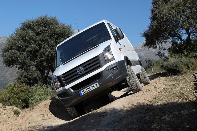 Volkswagens großer Transporter Crafter ist jetzt auch direkt beim Händler als Allrad-Variante 4-Motion zu haben