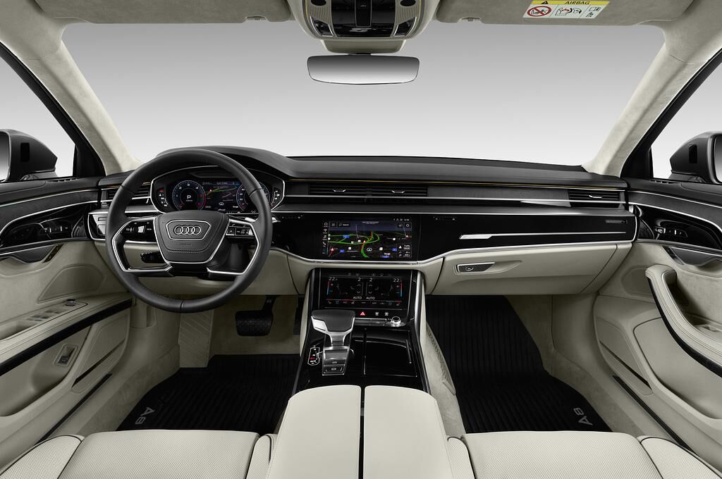 Audi A8 (Baujahr 2018) - 4 Türen Cockpit und Innenraum