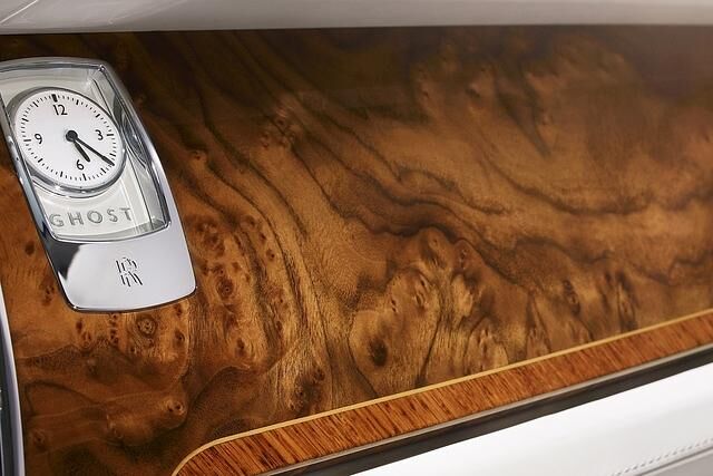 Innen duftet feines Walnussholz