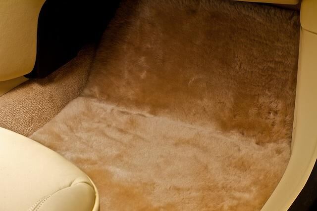 Der Langflor-Schafswollteppich verlangt: Vorher Schuhe abtreten