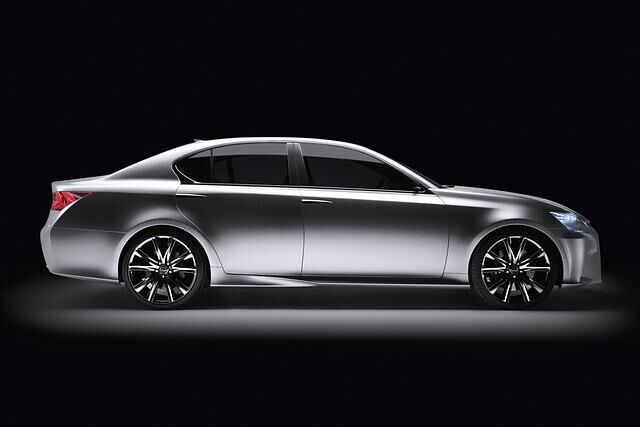 Klassische Proportion einer Limousine mit Längsmotor und Hinterradantrieb
