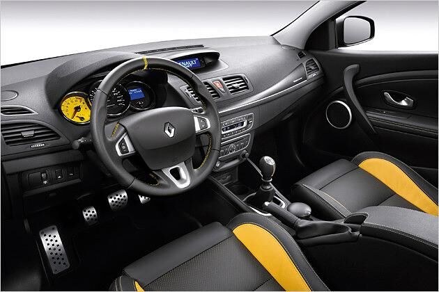 Das Interieur wird durch sportliche Applikationen aufgewertet