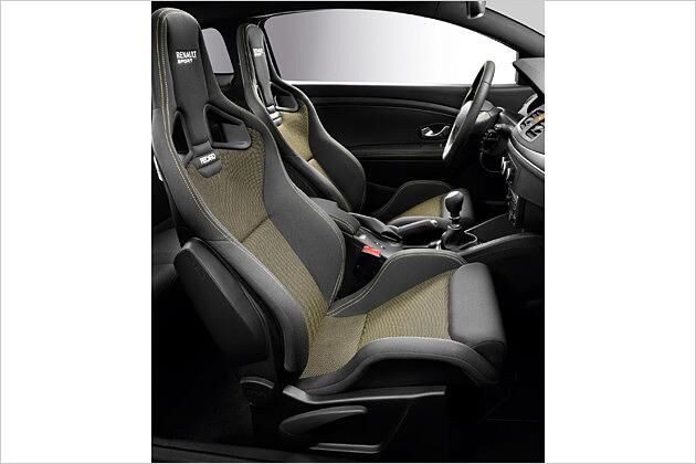 Noch besser umfassen die optionalen Recaro-Schalensitze den Körper