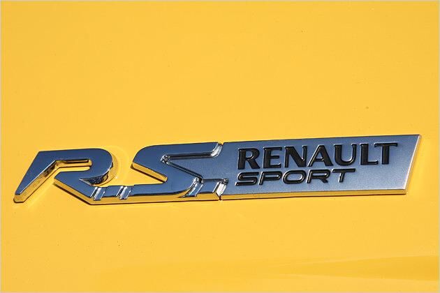 R.S.: Dieses Kürzel steht für das Tochterunternehmen "Renault Sport"