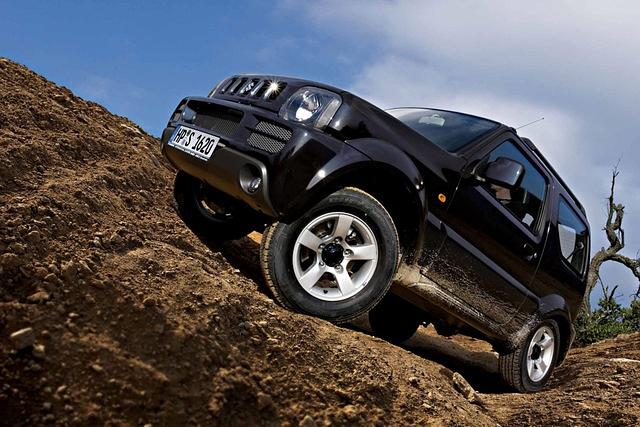 Der Suzuki ist der preiswerteste in der Riege der kernigen Geländewagen