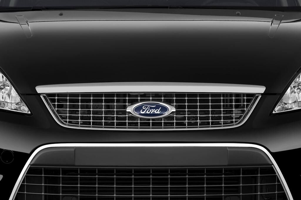 Ford Mondeo (Baujahr 2011) Titanium 5 Türen Kühlergrill und Scheinwerfer