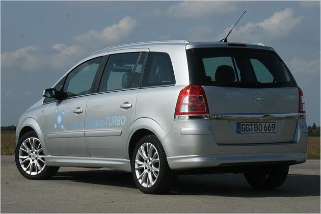 Die große Heckklappe des Zafira erleichtert das Beladen