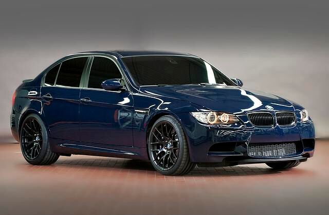 BMW bringt eine Sonderserie der M3 Limousine, die auf extremen Leichtbau setzt.