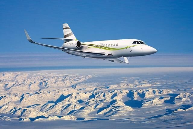 BMW-Designer statten Jet aus - Weiß-Blaues über den Wolken