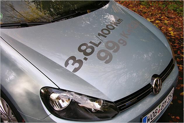 Auffälliger Hinweis: Der Golf BlueMotion soll (beinahe) ein Drei-Liter-Auto sein