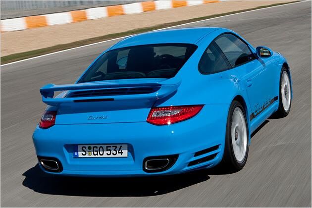 Hier ist der 911 Turbo mit einem Spezial-Spoiler aus dem Aero-Paket unterwegs