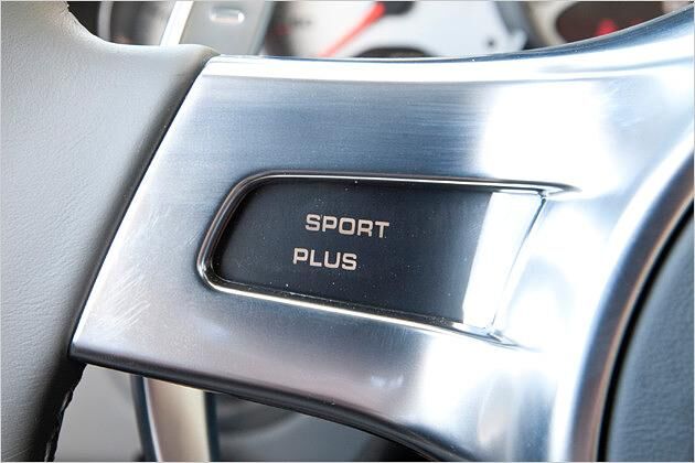 In der linken Lenkrad-Speiche wird signalisiert, ob der Sport-Plus-Modus aktiviert ist