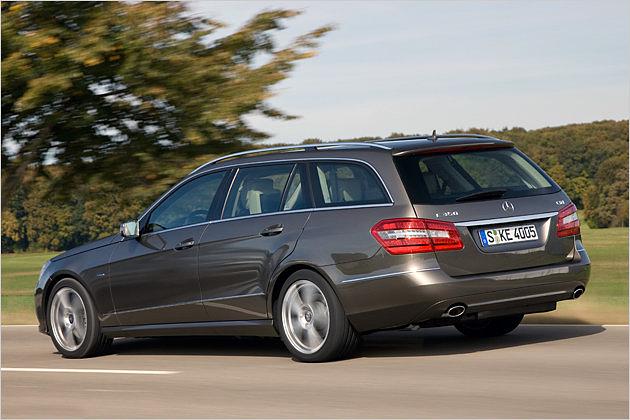 Die akzentuierten hinteren Radhäuser fallen nicht so stark auf wie bei der Limousine