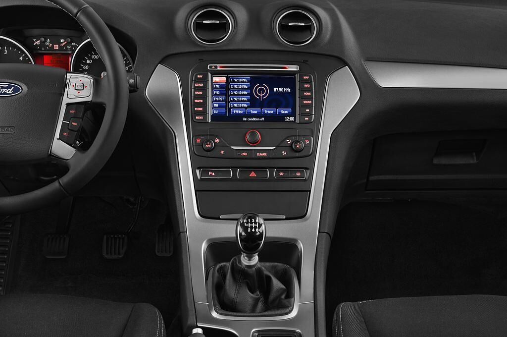 Ford Mondeo (Baujahr 2011) Trend 5 Türen Mittelkonsole