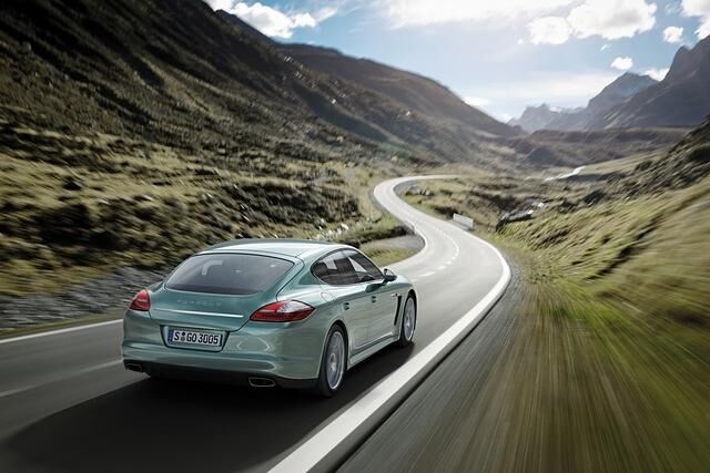 In Kombination mit der serienmäßigen Achtgang-Automatik gelingt dem über die Hinterräder angetriebenen Panamera der Spurt von nu