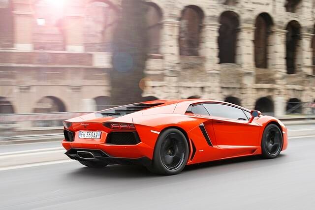 Zwölf Zylinder und 6,5 Liter Hubraum hat der neue Motor des Avantador und protzt mit 515 kW/700 PS und 690 Nm