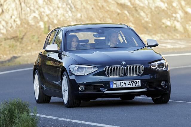 Zur Serienausstattung gehören unter anderem CD-Radio, Klimaanlage und der neue „Fahrerlebnisschalter“. Über ihn kann der Fahrer 