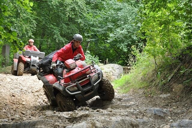 Dank des zuschaltbaren Allradantriebs, der Ballonreifen und des geringen Eigengewichts kommen ATVs gut durch Matsch und Morast