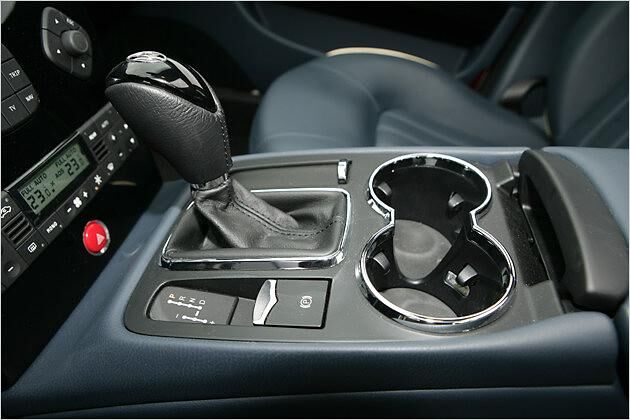 Passend zur Automatik besitzt der Quattroporte eine elektronische Feststellbremse