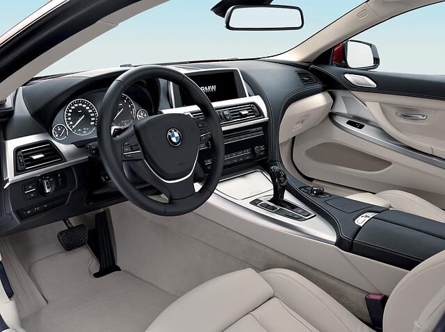 Der Innenraum orientiert sich am Cabrio