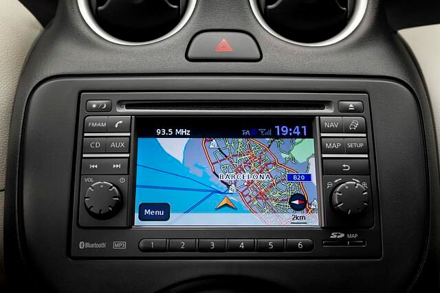 Optional gibt es ein Navi zum Festeinbau