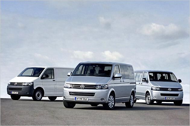 Die überarbeitete Generation des VW T5: Transporter, Multivan und Caravelle (von links)