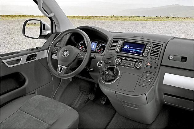 Das Cockpit des gelifteten T5 mit neuem Lenkrad und aktuellem Navigationssystem