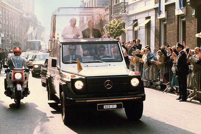 Seit dem Mordanschlag 1981 fährt der Papst bei Staatsbesuchen im Glaskasten