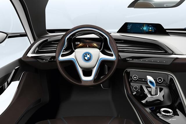 Das Cockpit orientiert sich nach bester BMW-Manier hin zum Fahrer
